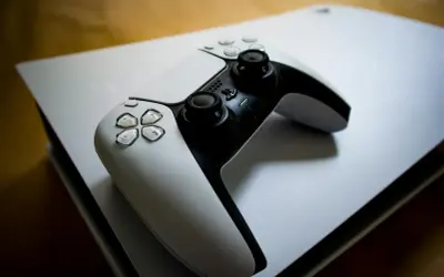 Najlepsze gry i akcesoria na PS5 na początek 2026 roku – co warto kupić, jeśli dopiero zaczynasz przygodę z PlayStation 5